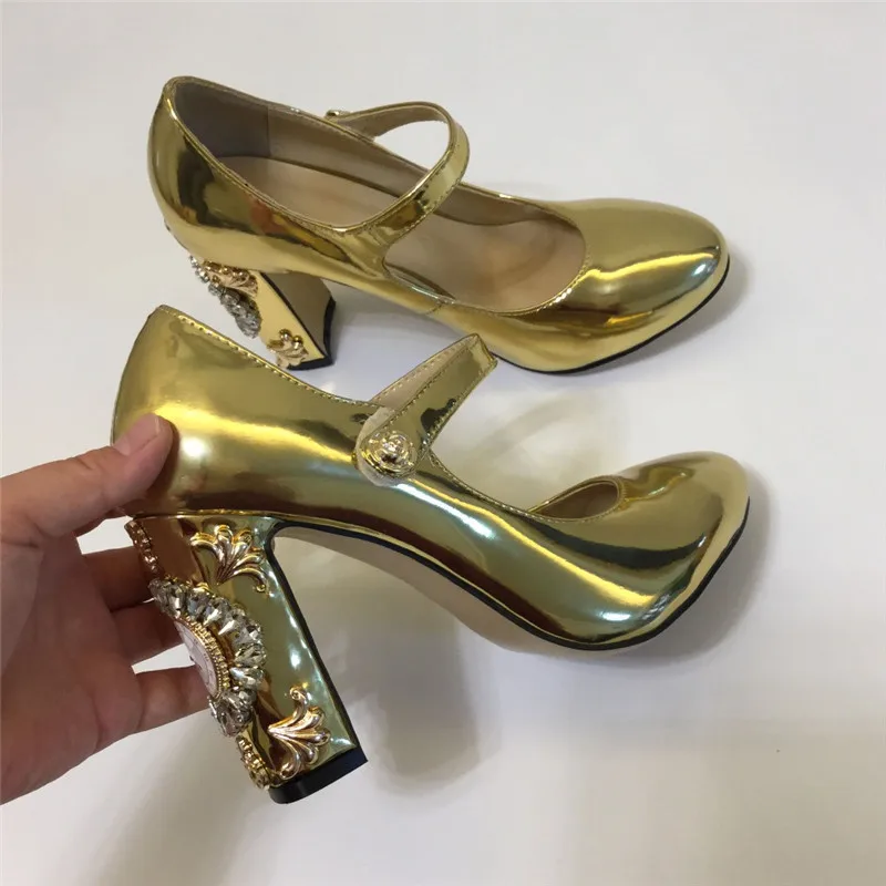 Золотистого цвета женский туфли-лодочки с круглым носком и пряжкой на лодыжке; Zapatos; коллекция года; сезон лето; женские сандалии на высоком массивном квадратном каблуке, украшенные драгоценными камнями