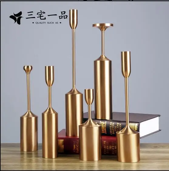 The European iron art candelabra is a luxury Scandinavian style and modern antique table
