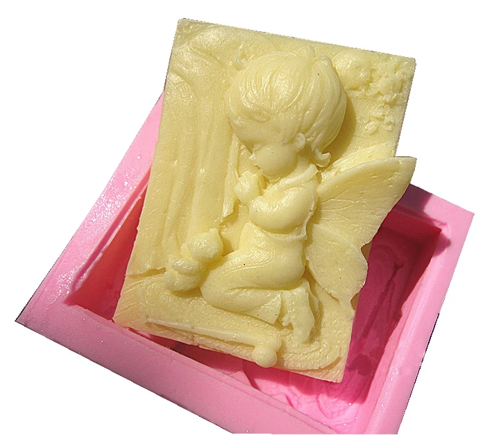 кекс ромовая баба. ромовая баба с помадой. девушка с помадой. яркая помада. булочка ромовая баба.