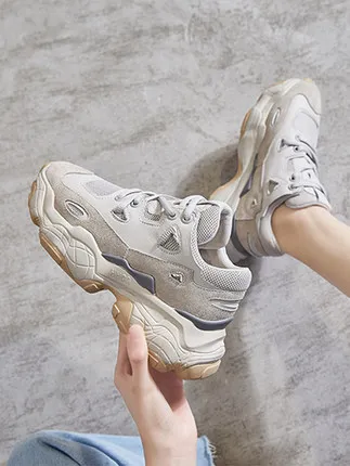 

Old niece 2019 spring and autumn new Korean version of the wild super fire casual platform casual shoes..