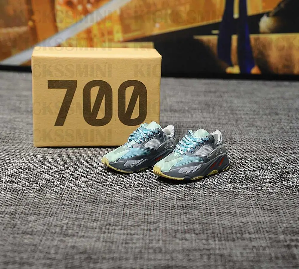 

dropshipping 700 “inertia“ sky blue lace sneaker no keychain 1/6 SCALE 3D Mini Sneaker JORDAN keychain doll accessory