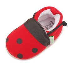 Delebao Жук эластичный стиль детская обувь красный горошек мягкая подошва хлопок младенческой обуви первые ходунки