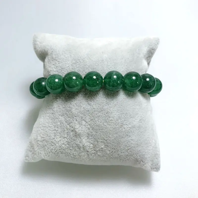 

There is a 10mm green strawberry crystal bracelet that can be worn by men and women to highlight the high-end temperament.