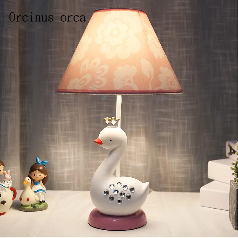 

Creative cartoon Swan desk lamp girl bedroom children's room Princess room light modern minimalist resin bird desk lamp