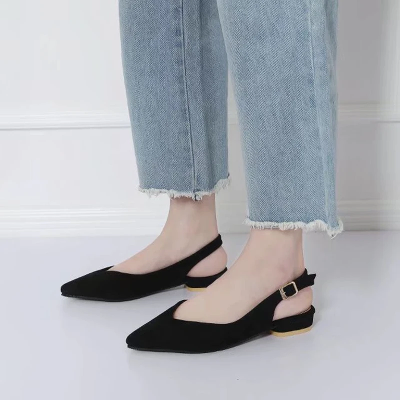 

2019 Summer new Korean version of the fashion was thin word buckle sandals wild baotou flat-bottomed pointed wearing sandals