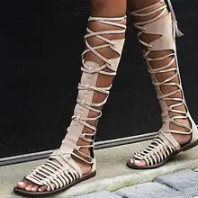 Летние сандалии-гладиаторы до колена на плоской подошве ботинки на шнуровке с вырезами и бахромой женские сандалии с открытым носком серого цвета