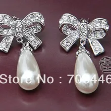 Посеребренные прозрачные серьги-гвоздики с кристаллами в форме капель с Кремовым жемчугом и бантом