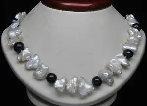 

Free shipping@@@@@Natural White Biwa Pearl with 9-10mm AAA Round black pearl necklace 18"