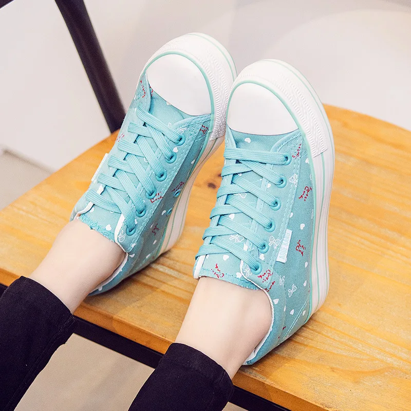

Fashion Simple and clean sweet women's canvas shoes College style casual shoes floral decoration inside the increase women shoes