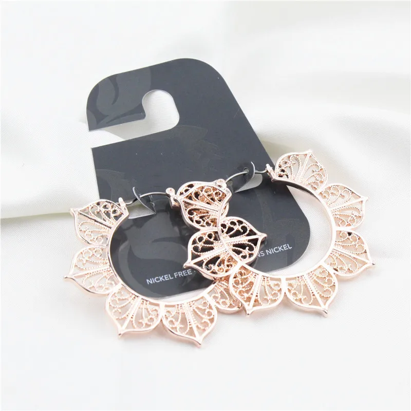

2019 New Fashion Pink Flower Hoop Earrings for Women Charming Alloy Metal Petal Hoops Earrings Brincos Jewelry Party Gift