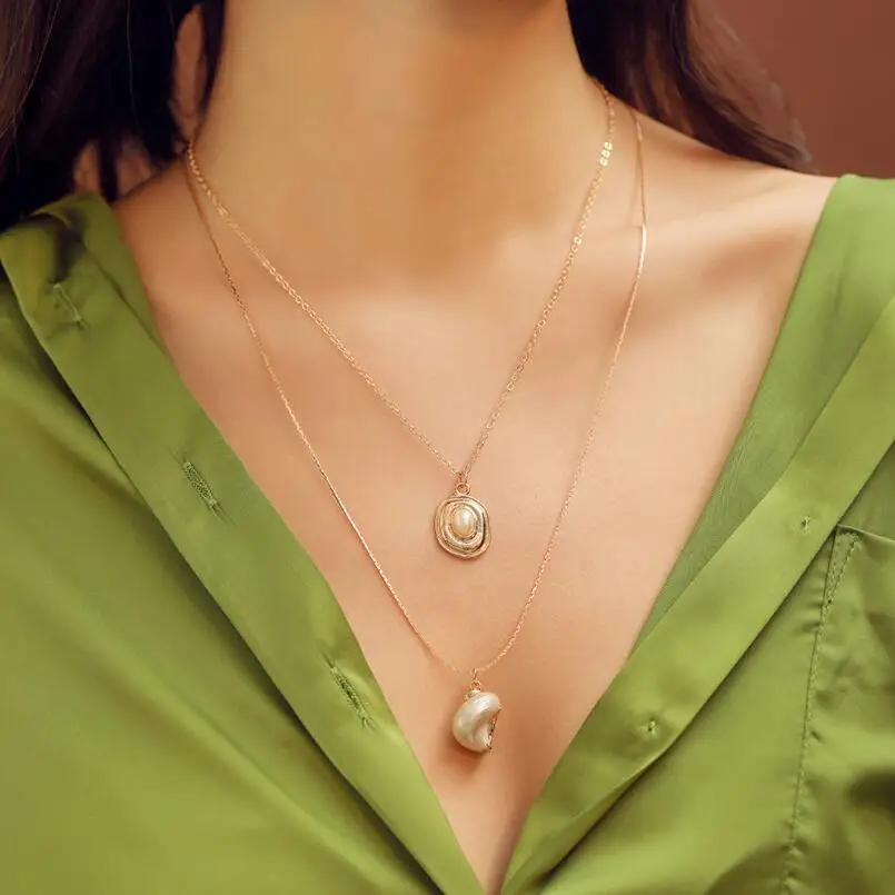 

2019 Natural Shell Conch Gold Pendant Necklace for Women Elegant Bohemian 2 Layered Imitation Pearl Square Metal Charm Necklace