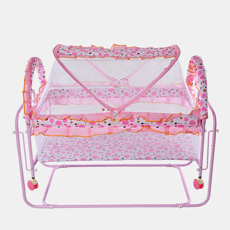 Online Logam Besi Bed Portable Bayi Tempat Tidur Bayi Baru Lahir Goyang Biaya Tempat Trolley dengan Jaring Dilepas Anti Tabrakan Roller Rocker Permainan Tempat Tidur