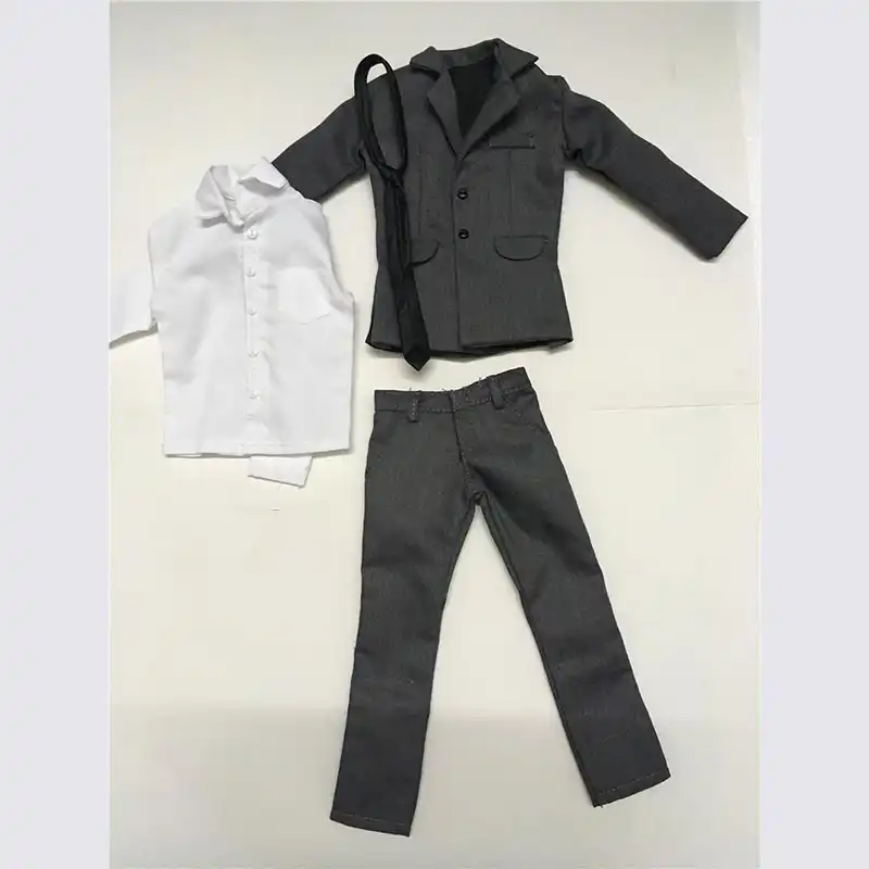 pantalon gris y camisa blanca hombre