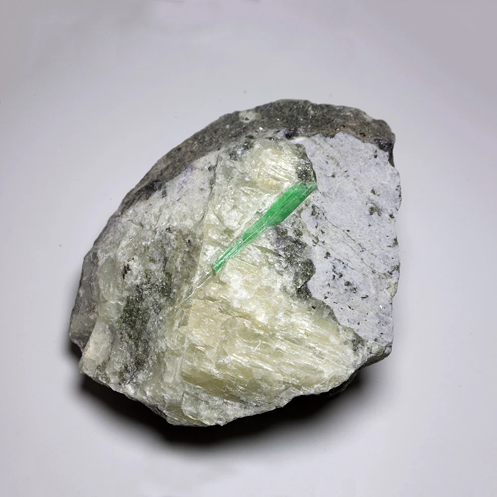 

940g NATURAL Stones and Minerals Emerald quartz crystal stone ore Mineral samples collection B13-26