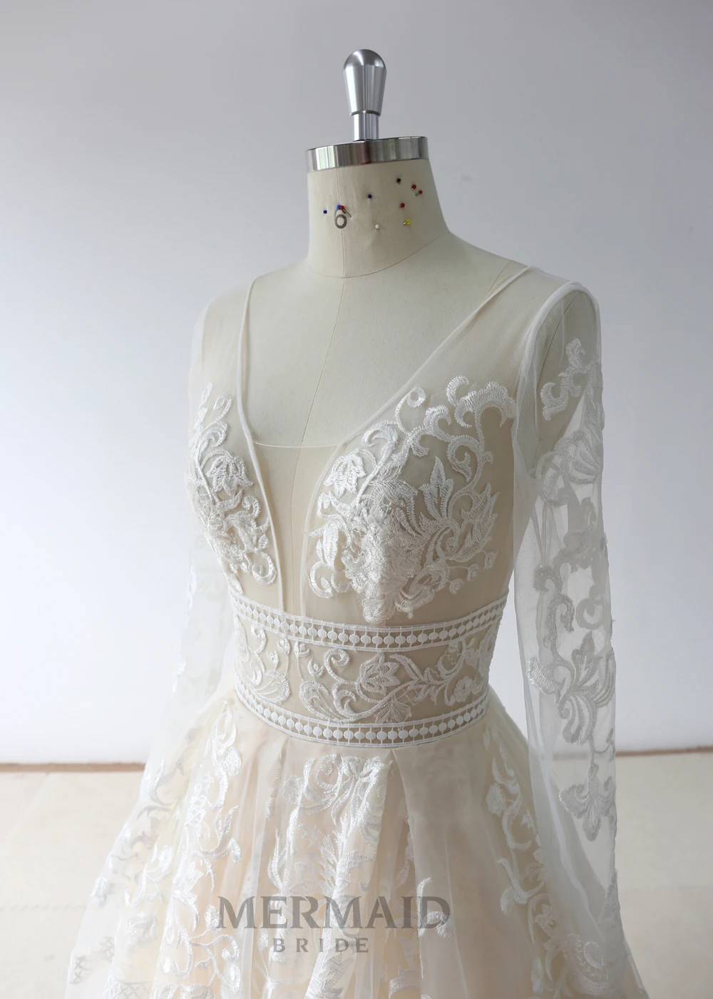 Кружевное свадебное платье с длинными рукавами и открытой спиной