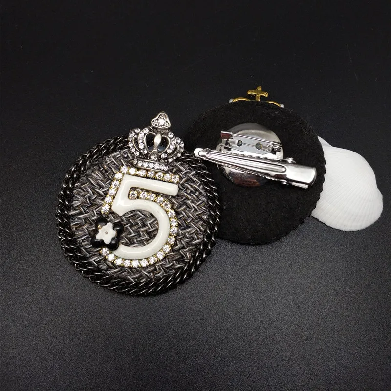 

IN STOCK Black White Letter 5 Brooch Pin Female Handmade Antique Design Pearl Crystal Crown Brooches Outwear Decoration Jewelry