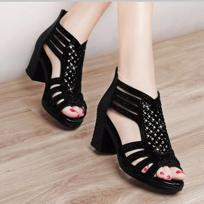 35-40 حجم الصيف النساء حذاء اصبع القدم مفتوحة النساء الصنادل 4 سنتيمتر-5 سنتيمتر كعب الصنادل زقزقة تو الجوف كعب مربع الأحذية سيدة الصيف أحذية