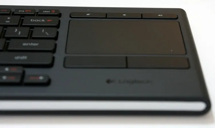 Logitech K830, задний светильник, зарядка, отличное сочетание, HTPC, беспроводная, Bluetooth, сенсорная, десять метров, мышь, литиевая клавиатура, домашняя