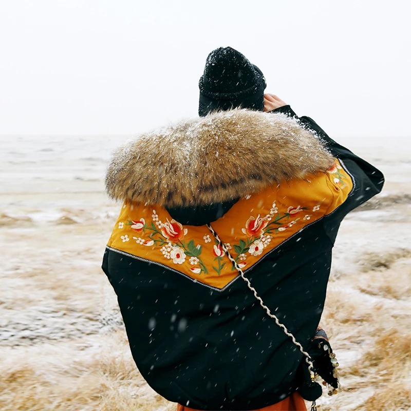 

LYNETTE'S CHINOISERIE Winter Women Loose Racoon Fur Collar Embroidery Patchwork White Duck Down Coats Jacket