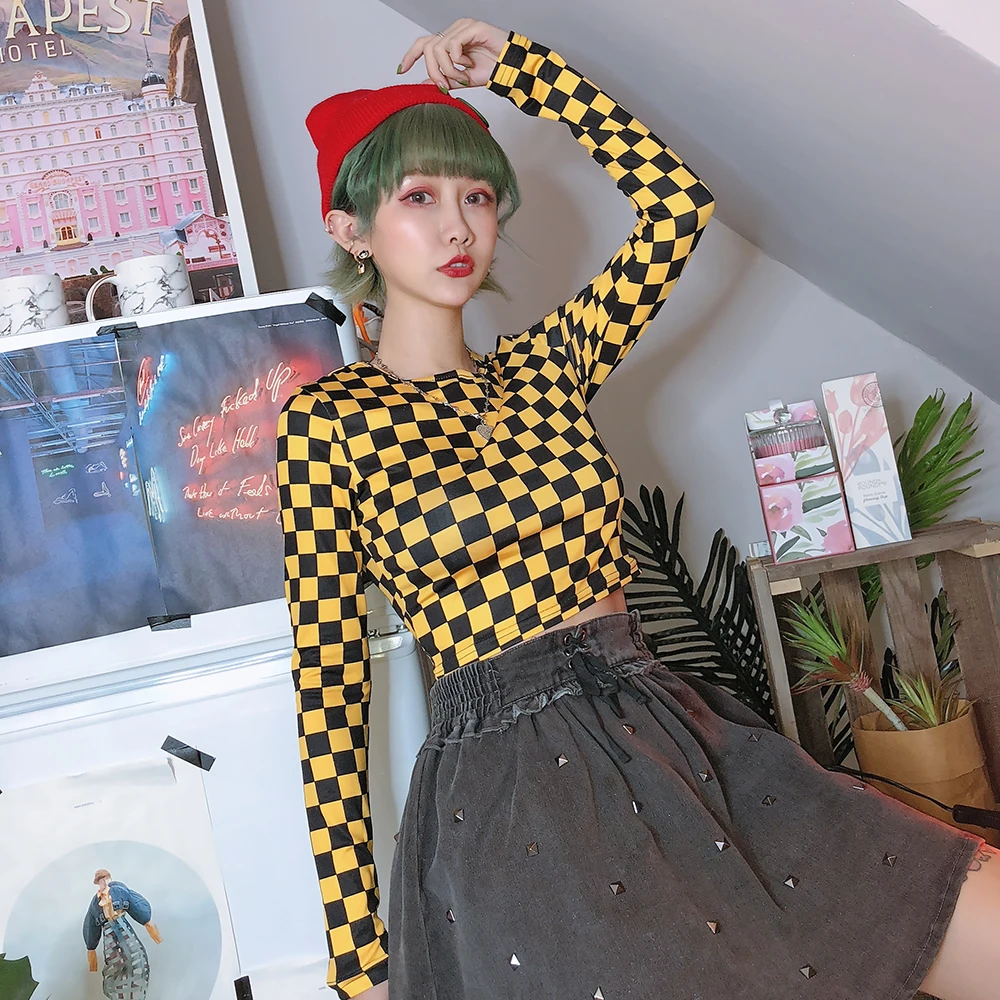 

Yellow-and-black checked, tightly fitted hip-hopping, homely and cool girl's long-sleeved T-shirt tee
