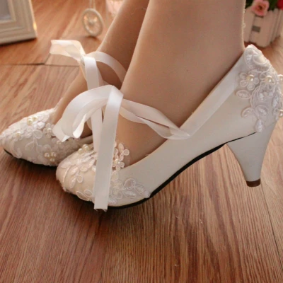 Женские свадебные туфли высокого качества с белыми жемчужинами и лентами; женские Вечерние туфли на шнуровке; модельные туфли с острым носком; размеры 34-40