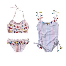 Детское бикини; коллекция года; одежда для купания для девочек; купальный костюм из двух предметов; купальник в полоску с разноцветными помпонами; Детские бикини; Новинка; бикини