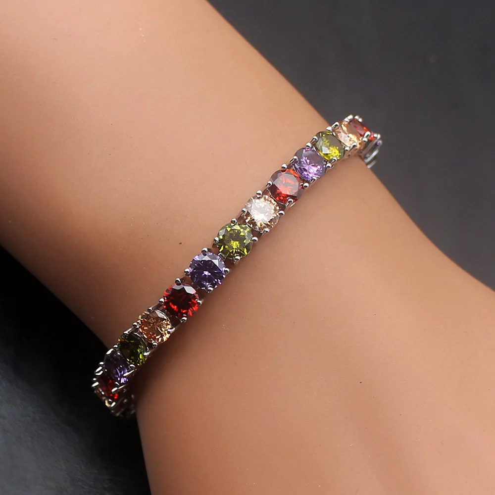 Женский браслет с разноцветными камнями Rainbow Peridot из серебра 925 пробы цепочками