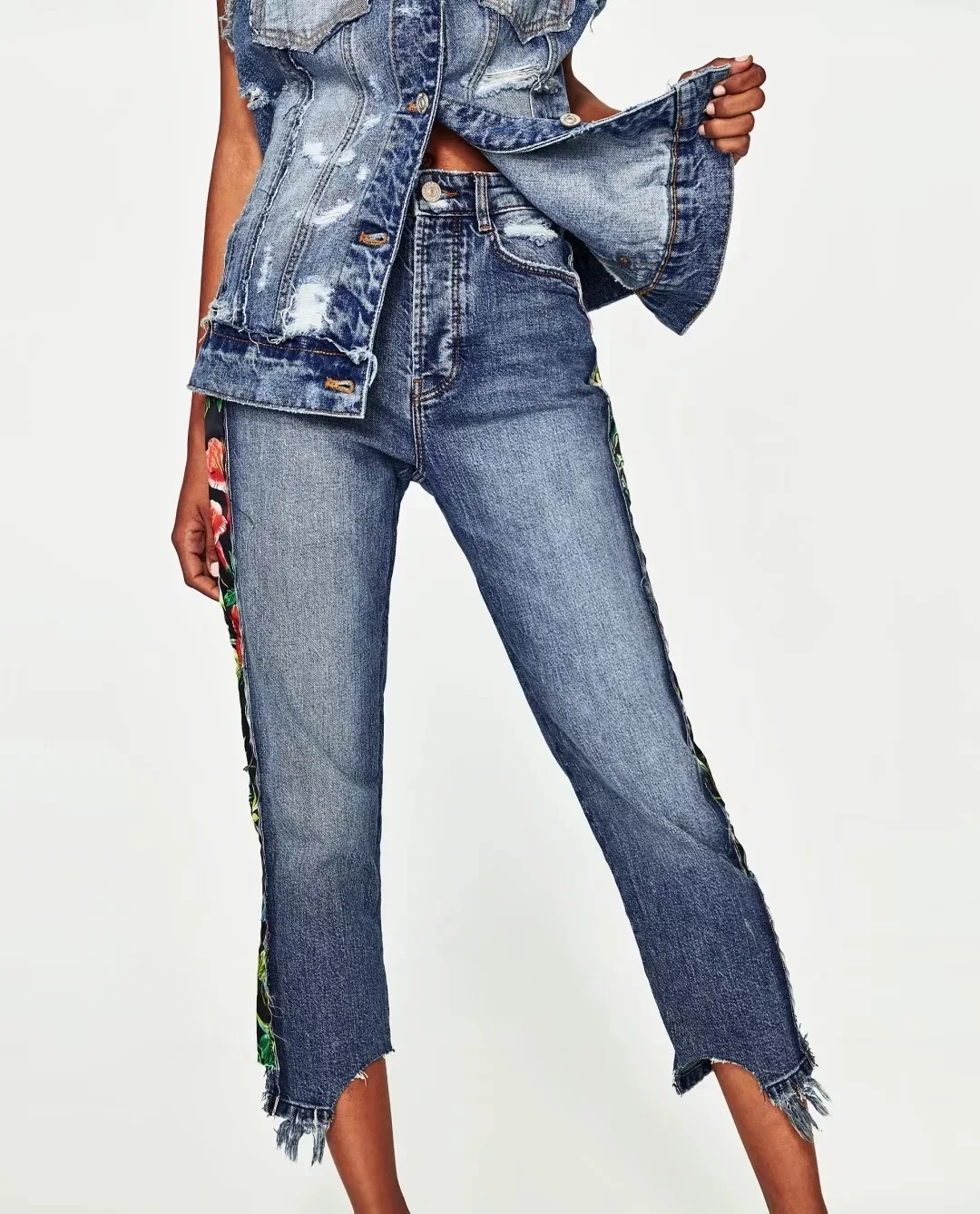 

C0531G15 Europe and the United States 2017 new side side flower irregular jeans 382 0601