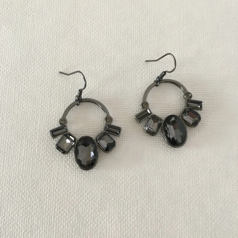 

CLASSIC EARRINGS HEMATITE COLOR PLATING WITH BLACK STONE DROP EARRINGS FOR WOMEN