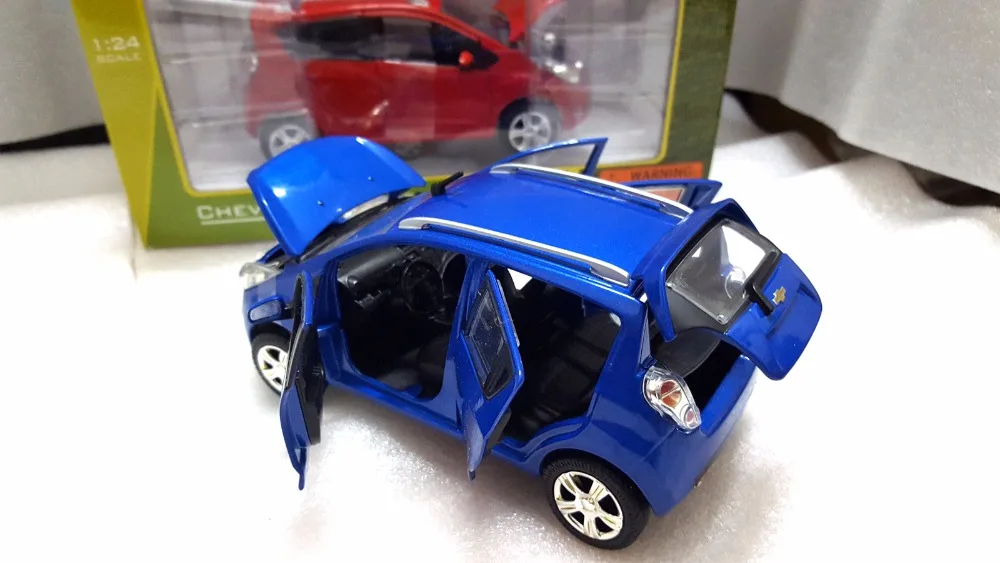 1:24 литая под давлением модель для Chevrolet Chevy Spark Blue Minicar сплав игрушечный автомобиль миниатюрная Коллекция подарков