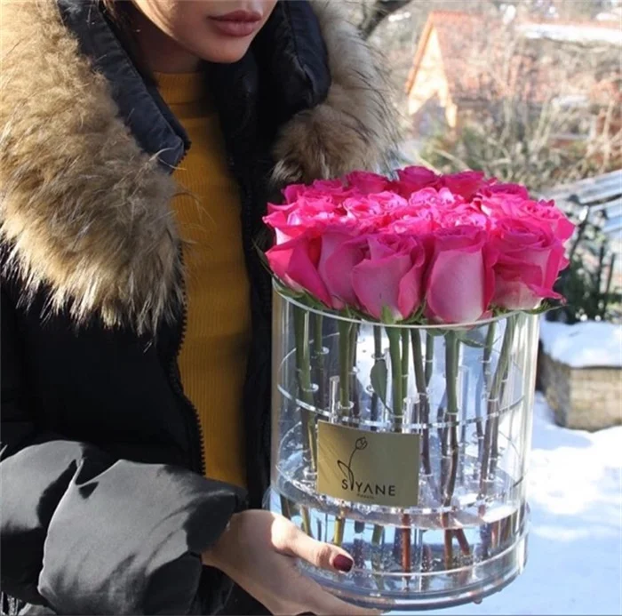 

2018 Aila Medium size perspex round flower packaging box waterproof Without Flowers