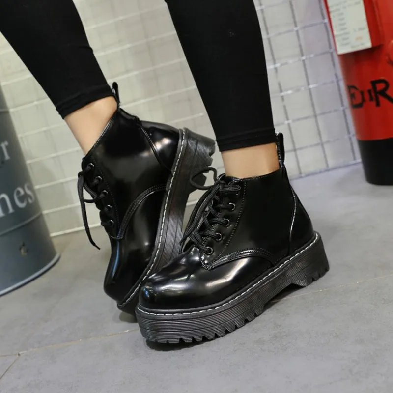 trahaet-botinki-na-platforme-s-bolshoy-grudyu-luchshaya-pizda