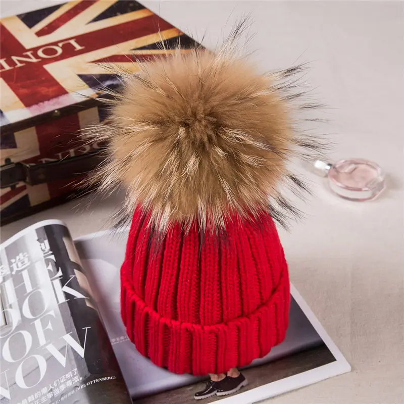 Зимняя шапка из меха енота для маленьких мальчиков, Детская вязаная шерстяная шапка с помпонами 15 см, зимняя плотная теплая шапка из натурального меха для детей - Цвет: red