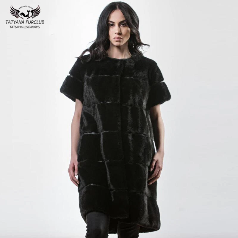 Куртка черная однотонная из натурального меха с коротким рукавом и круглым