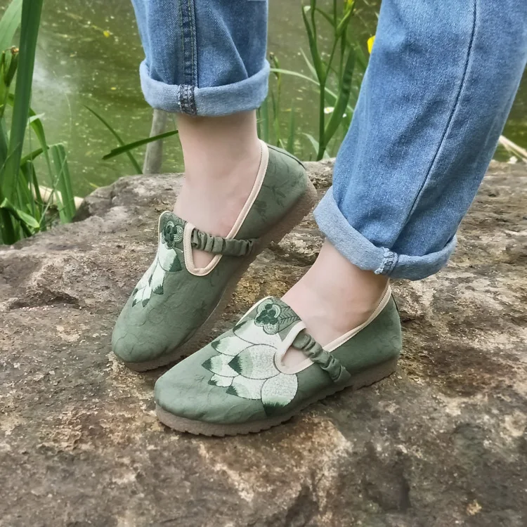 

2018 autumn new fashion simple casual shoes women vintage embroidery flowers national wind comfortable breathable flat shoes.