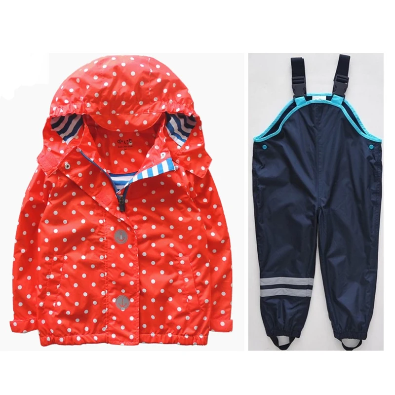 

Spring and Autumn models on the new girls Europe and the United States wind red wave point waterproof long-sleeved hooded jacket