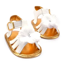 Милые белые сандалии с ремешками на пряжках для новорожденных девочек; нескользящая обувь; мягкие мокасины из искусственной кожи с подошвой для девочек