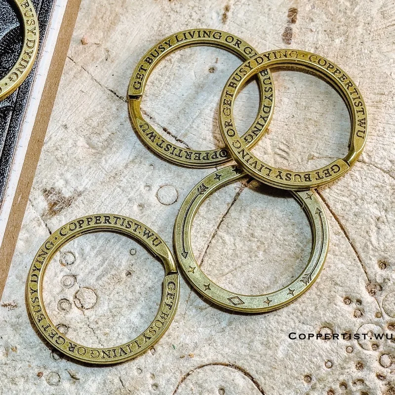 Coppertist. وو 30 ملليمتر كيرينغ مفتاح سلسلة حروف اليدوية جولة سبليت سلاسل المفاتيح مع النحاس البوصلة حلقة رئيسية المفاتيح Coppertist. وو 30 ملليمتر كيرينغ مفتاح سلسلة حروف اليدوية جولة سبليت سلاسل المفاتيح مع النحاس البوصلة حلقة رئيسية المفاتيح