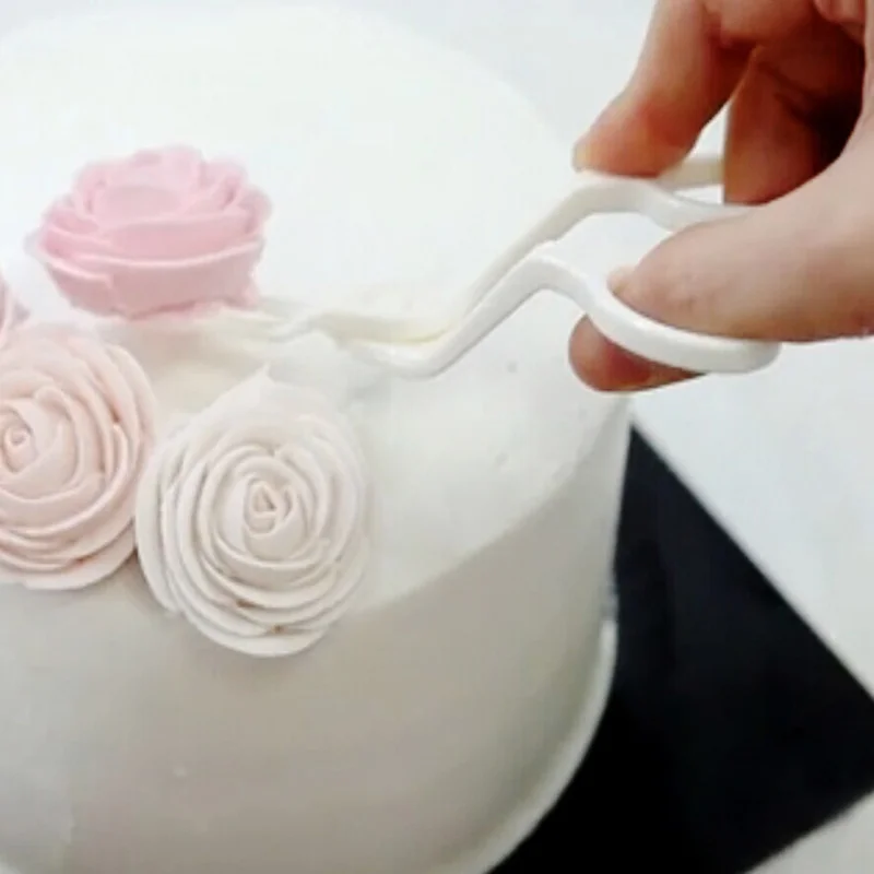 Цветы для украшения торта. Цветы из крема. Как сделать крем для цветов на торт. Украшения из белкового крема. Торт с цветами из крема.