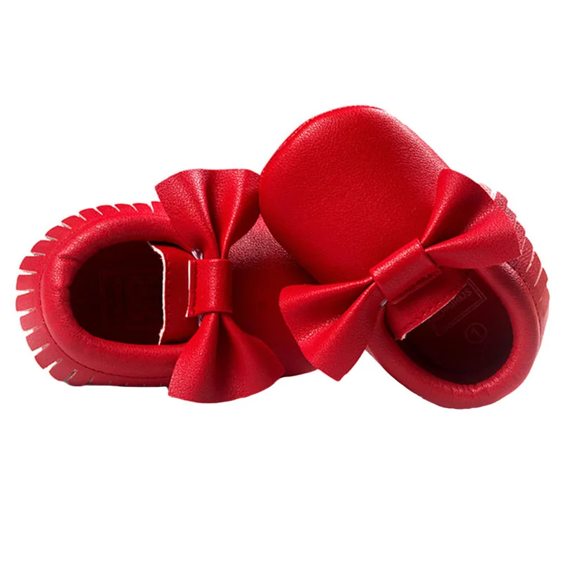 Красная обувь для новорожденных девочек и мальчиков; обувь для малышей из искусственной кожи на мягкой подошве; модная обувь золотистого цвета без застежки с бахромой и бантом