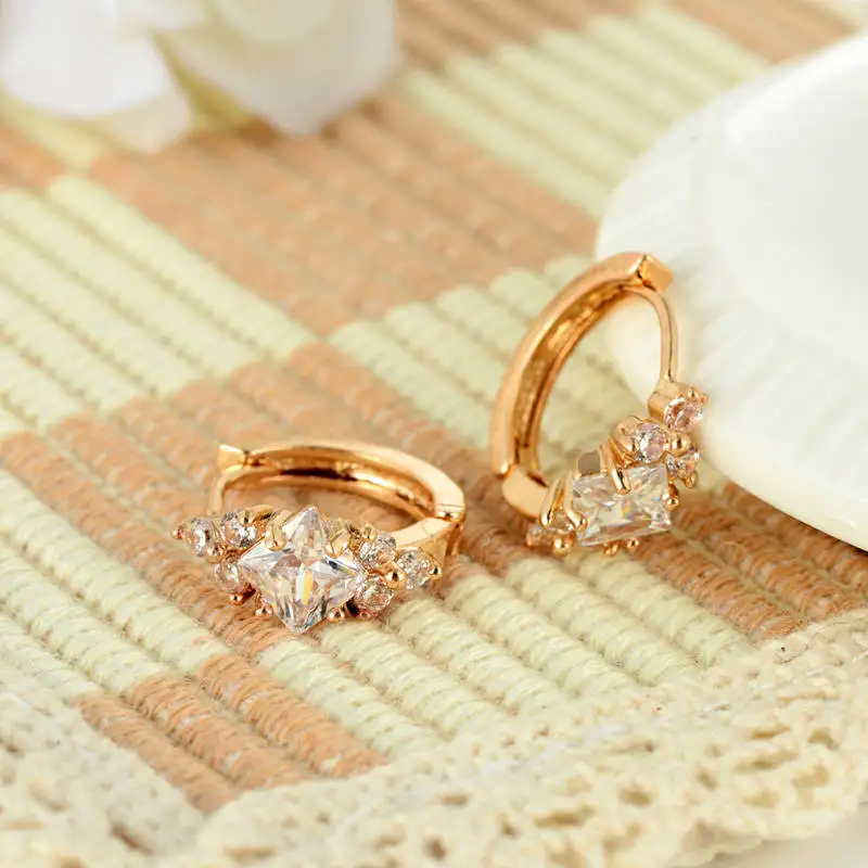 

Women Earring Fashion Design Diamond Prismatic Simple Earring Charm Personality Color Party Wedding Jewelry Women Accessories