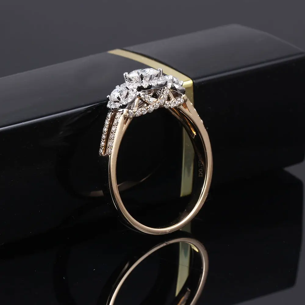 TransGems 14 к белого и желтого золота Halo Три Камень Центр 0.5ct 5 мм сбоку 3 F цвет Муассанит обручение кольцо для женщин