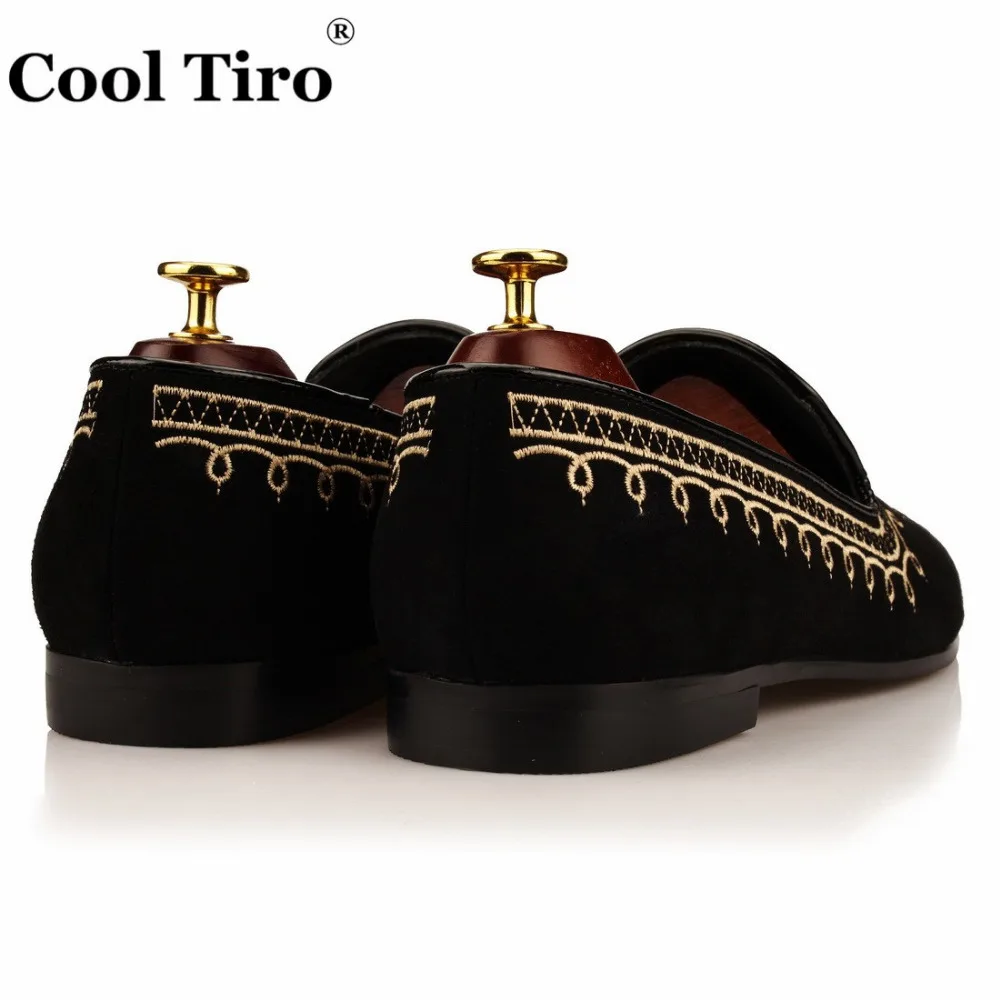 Стильные мужские лоферы TIRO; золотистые шлепанцы с вышивкой; Вечерние черные замшевые модельные туфли для банкета; модная мужская повседневная обувь на плоской подошве ручной работы