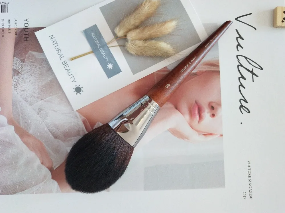 1-pcs-Luxury-Round-Kabuki-Brush-Wood-Handle-Dome-Shape-Dense-Powder-Brush-Tapered-Precision-Blush