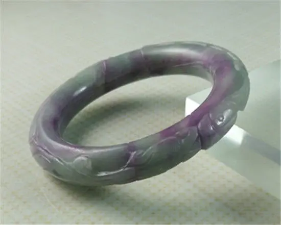 

UNIQUE VINTAGE HAND-CARVED CHINESE PURPLE JADEITE JADE BANGLE BRACELET 58MM a 5.19