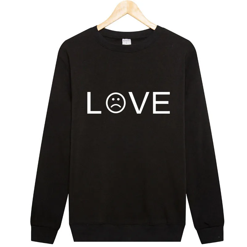 A flat-collared sweatshirt popular in the streets and worn by both men and women