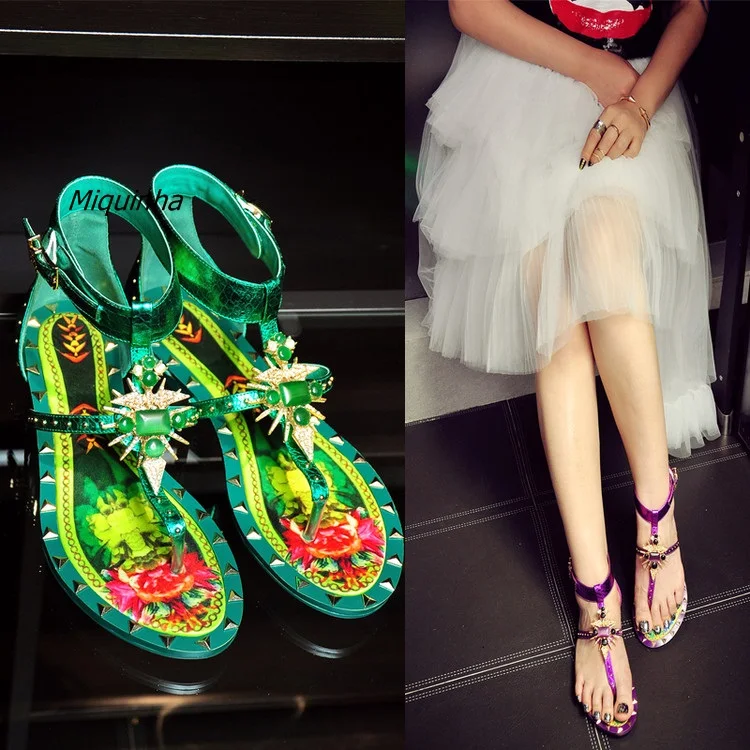 

New Arrival Pope Style Rainbow Rivets Flat With Shoes Fashion T-strap Buckle Clip Toe Gladiator Sandals Women Flat Dress Sandal