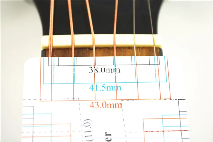 Высота струн на классической гитаре. Какое расстояние между струнами на гитаре. Ширина между струнами на акустической гитаре. Fender jazz bass высота струн. Высота струн на электрогитаре.