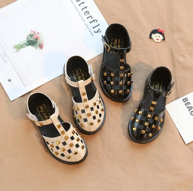 

2019 new girls shoes Baotou half sandals summer kids princess soft bottom rivet fashion hollow Roman shoes