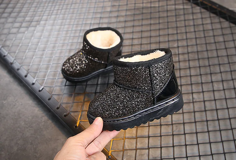 Кроссовки с мягкой подошвой для маленьких девочек; зимняя блестящая детская дизайнерская обувь; Зимние ботильоны с плюшем; обувь для мальчиков; детская обувь; C06063